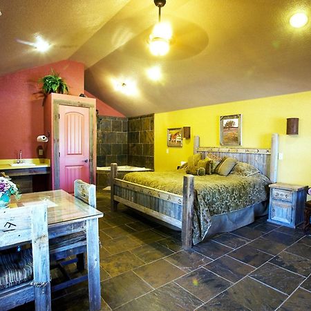 Rustic Creek Ranch Resort At North Jellystone Park Burleson Exteriér fotografie