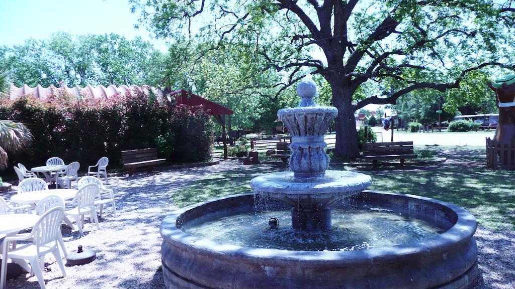 Rustic Creek Ranch Resort At North Jellystone Park Burleson Exteriér fotografie
