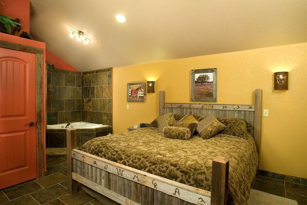 Rustic Creek Ranch Resort At North Jellystone Park Burleson Exteriér fotografie