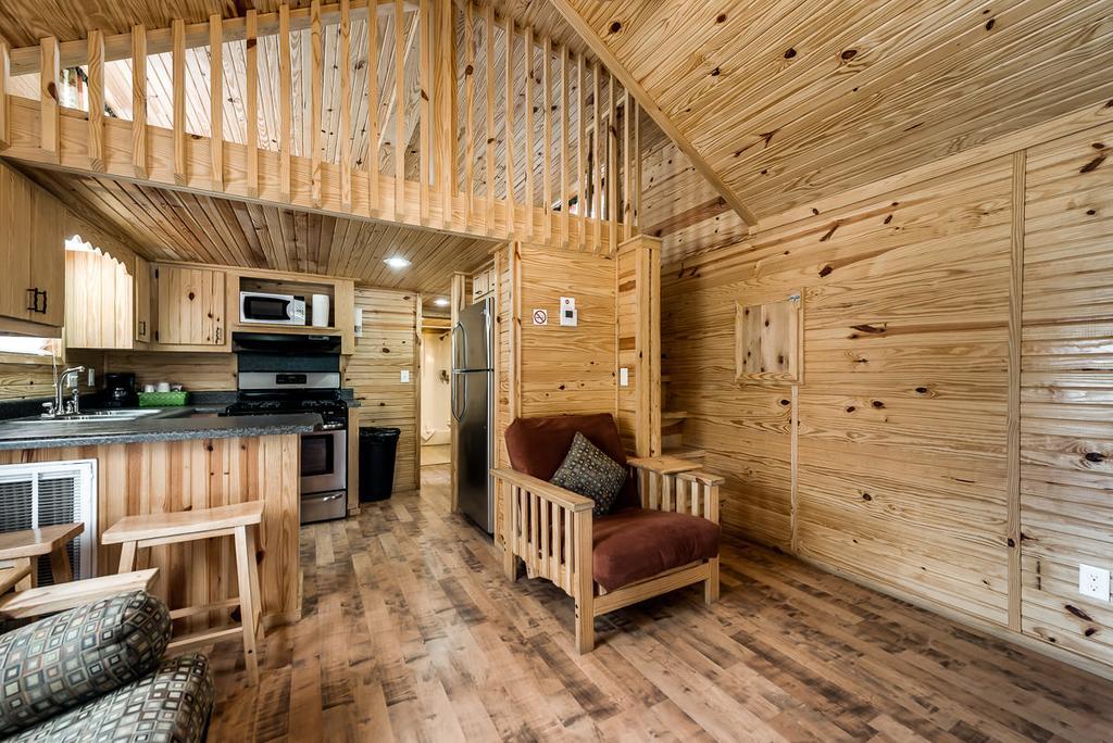 Rustic Creek Ranch Resort At North Jellystone Park Burleson Pokoj fotografie