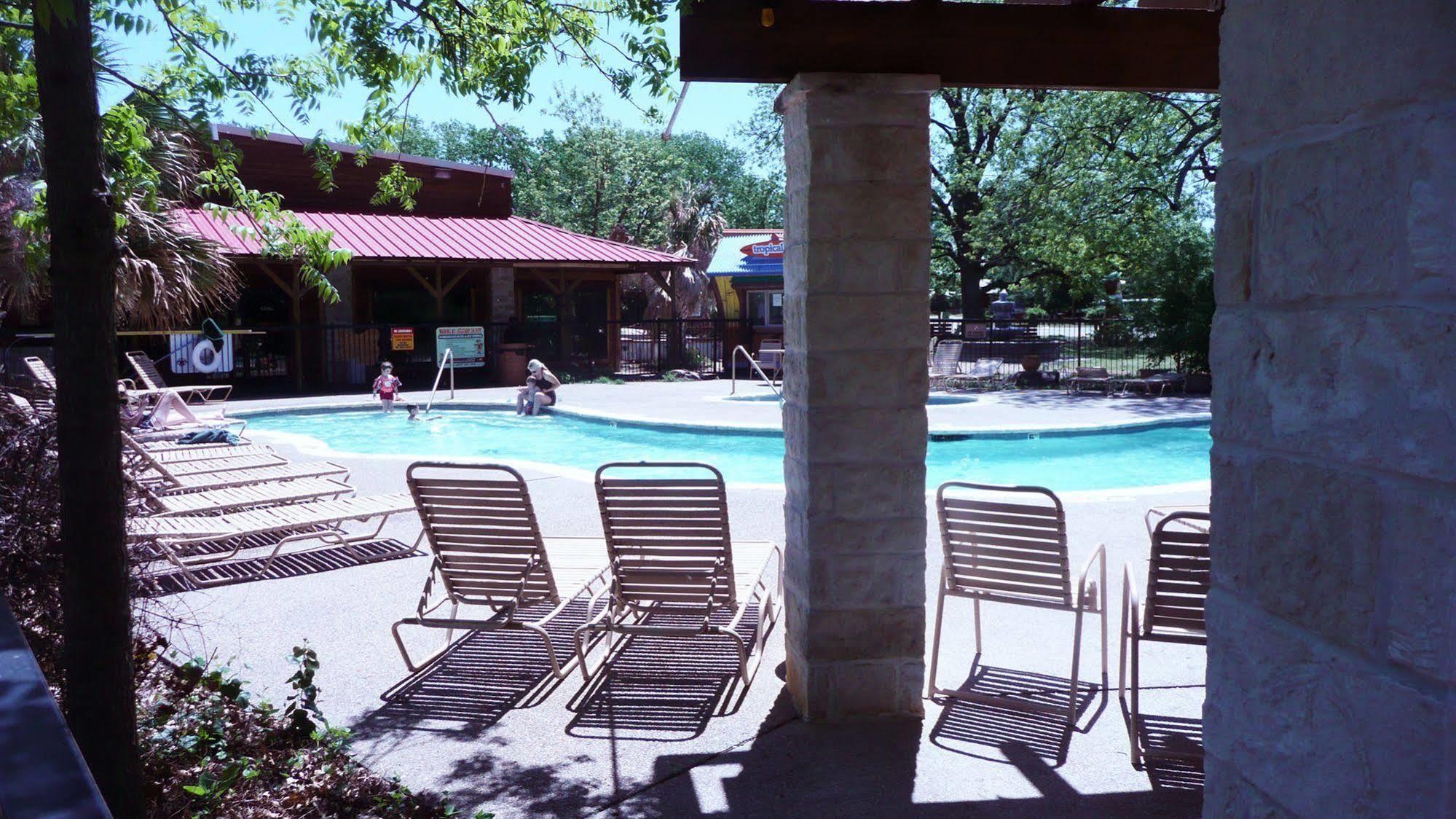 Rustic Creek Ranch Resort At North Jellystone Park Burleson Exteriér fotografie