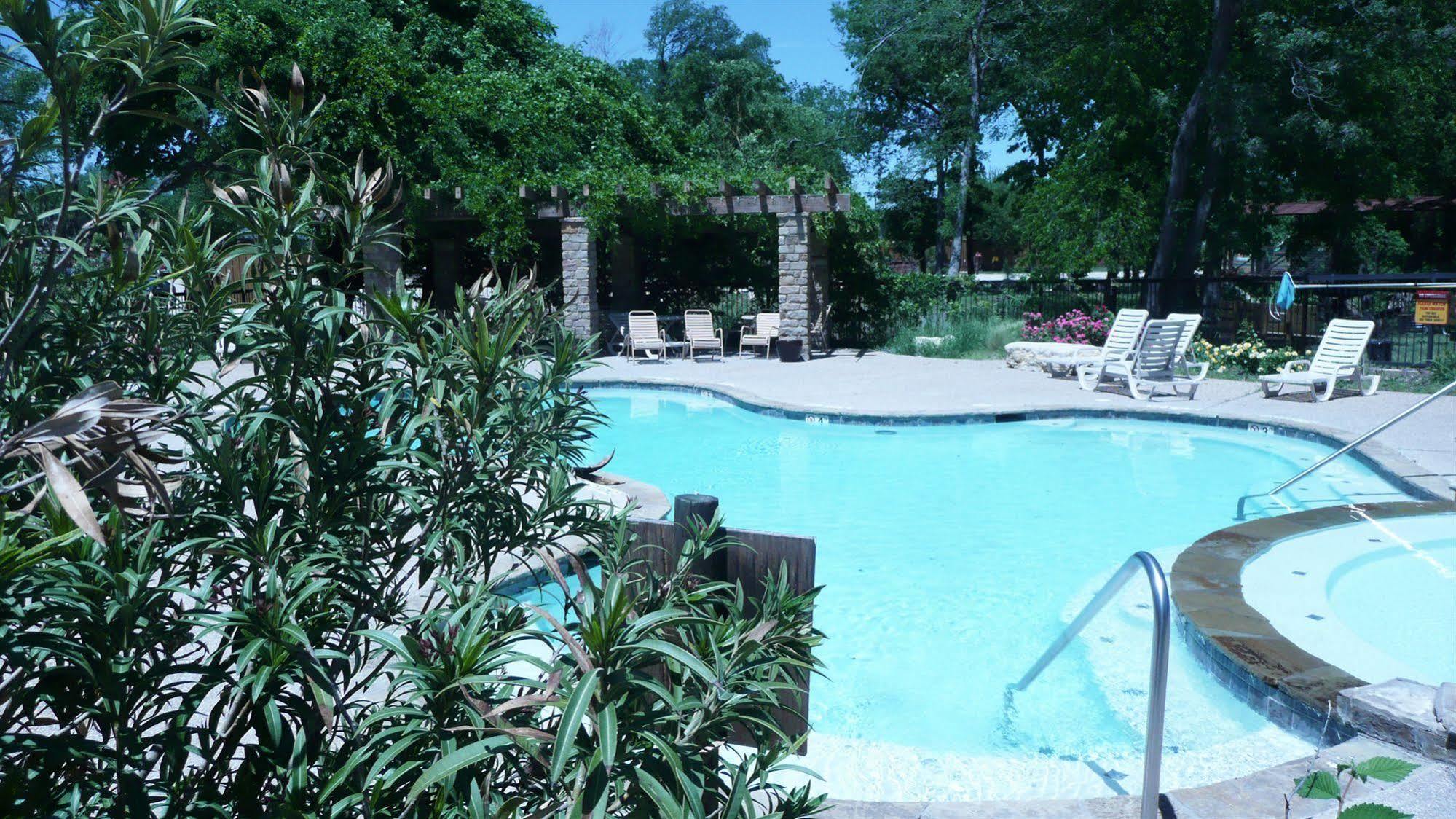 Rustic Creek Ranch Resort At North Jellystone Park Burleson Exteriér fotografie