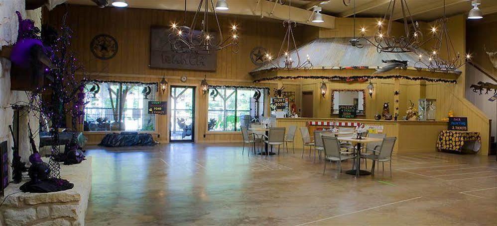 Rustic Creek Ranch Resort At North Jellystone Park Burleson Exteriér fotografie